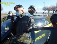 Sottrae due immobili e 60 mila euro ad anziano che accudiva, finanzieri di Pesaro fermano la badante