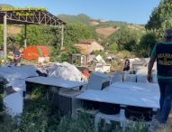 Fiamme gialle scoprono una discarica a cielo aperto nel parco del Furlo