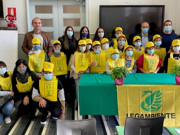 A scuola di sostenibilità ambientale: lezioni e raccolta dei rifiuti per cinque istituti di Fano