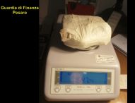 Fano, oltre mezzo chilo di cocaina in auto. Le fiamme gialle arrestano due donne grazie al cane Alex