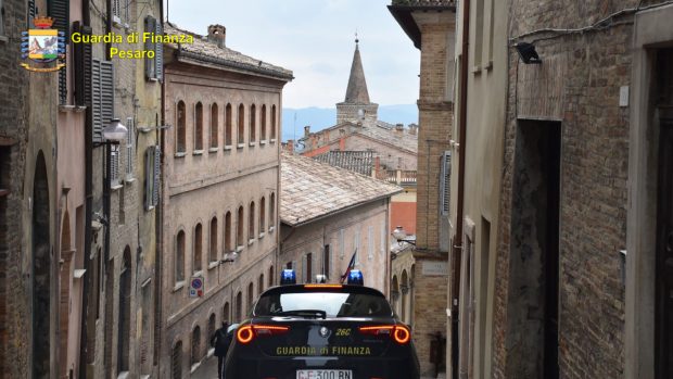 Urbino, Guardia di Finanza sequestra immobili e quote societarie a imprenditori accusati di evasione