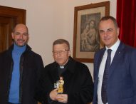 Il dono di Coldiretti Pesaro Urbino, Confartigianato e Symbola ai vescovi Coccia e Trasarti