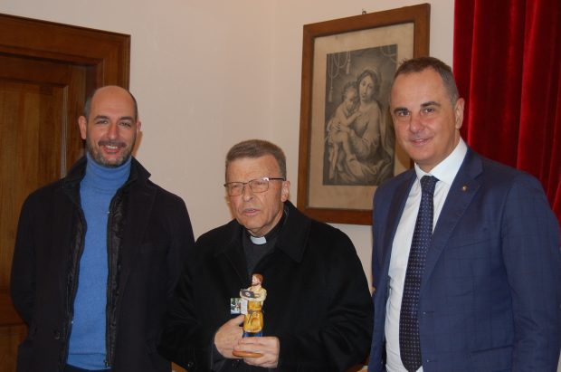 Il dono di Coldiretti Pesaro Urbino, Confartigianato e Symbola ai vescovi Coccia e Trasarti
