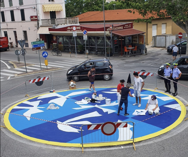 Gli studenti del Nolfi-Apolloni colorano le rotatorie di Fano