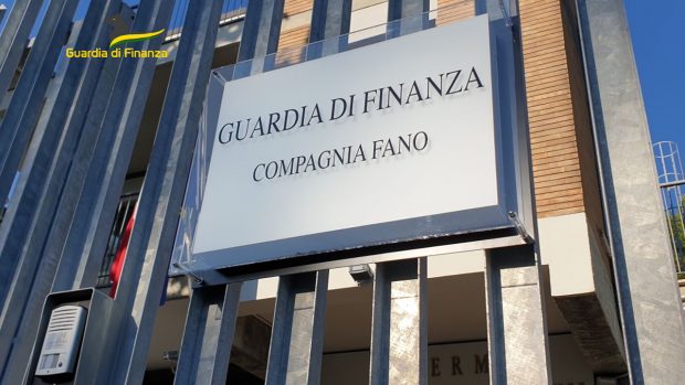 Fano, guardia di finanza confisca a un evasore totale denaro e beni per oltre 380 mila euro