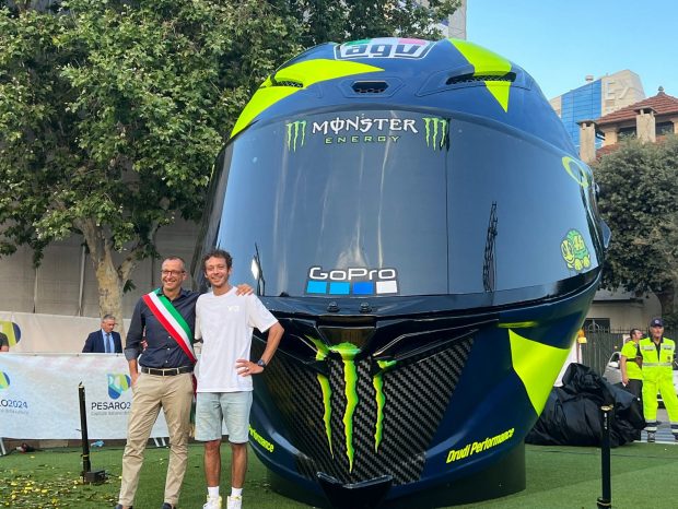Un Casco da Leggenda dedicato a Valentino Rossi, Ricci: «Omaggio di Pesaro allo sportivo più grande di sempre» 