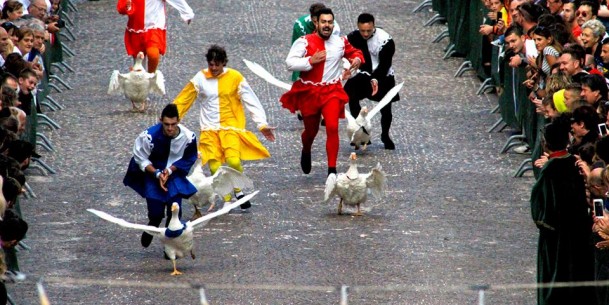 Rievocazioni, spettacoli, corsa delle oche: a Serra Sant’Abbondio la magia del Palio della Rocca