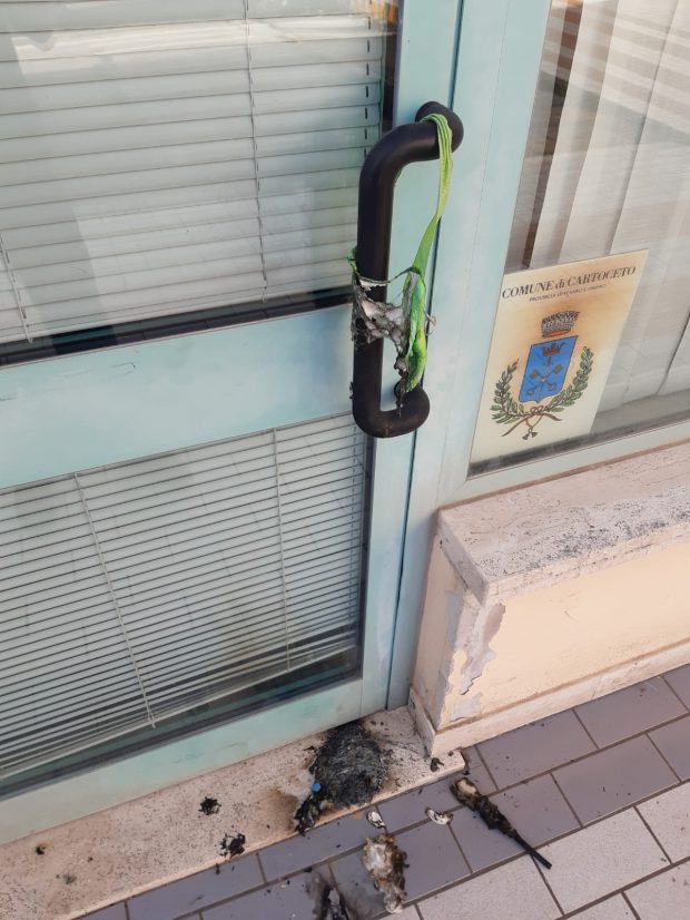 Cartoceto, tentato incendio doloso alla sede della polizia locale. Arrestato il responsabile