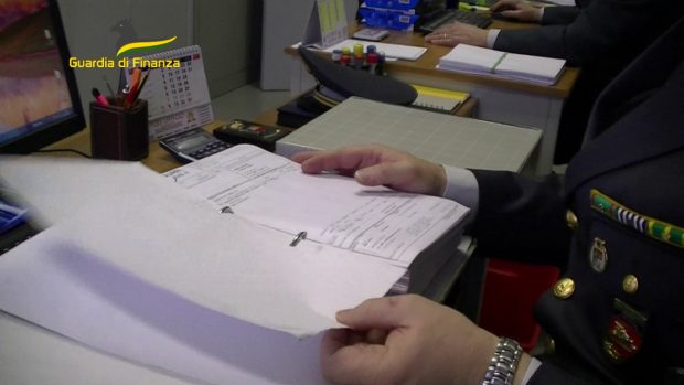 Guardia di finanza Pesaro: avvocato e amministratore di sostegno indagato per peculato