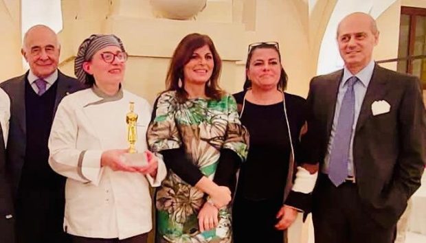 A Pergola il ‘Premio Fratelli Guzzini’ alla carriera. Riconoscimento alla cuoca del Giardino Luciana Morsucci