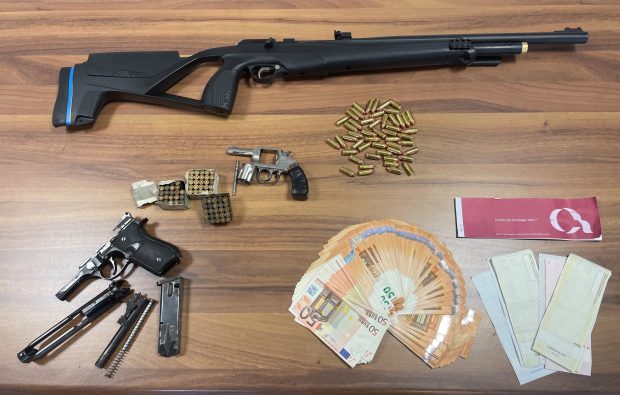 Piandimeleto: pistole e soldi in casa, fermato dai Carabinieri