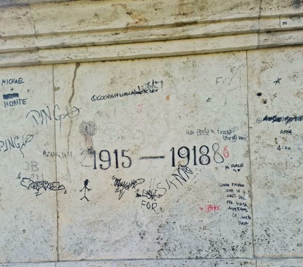 Fratelli D’Italia Fano: Indignazione per imbrattamento del monumento ai Caduti di Viale Buozzi