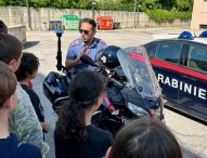 Fano, carabinieri aprono le porte della caserma agli alunni della scuola primaria “Montessori”