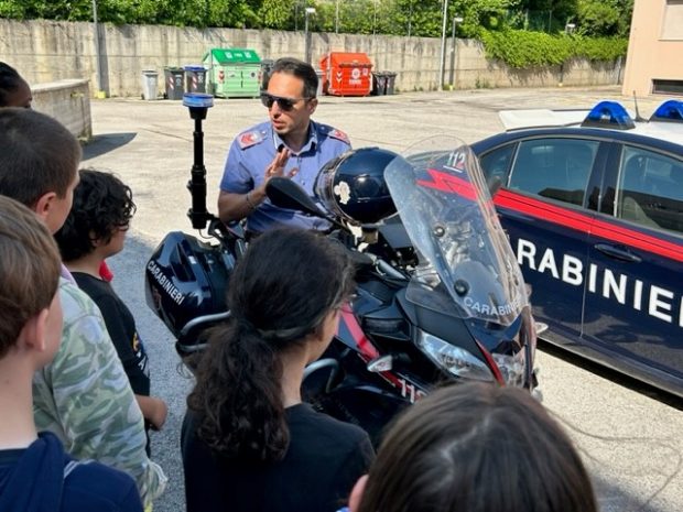 Fano, carabinieri aprono le porte della caserma agli alunni della scuola primaria “Montessori”
