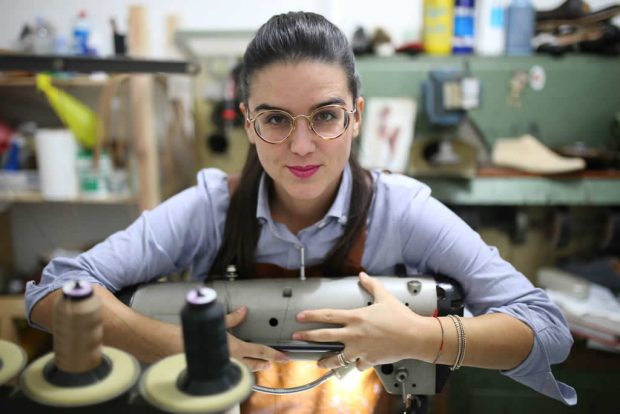 Botteghe ospitali, il laboratorio di Olivia Monteforte apre agli artigiani di Ancona