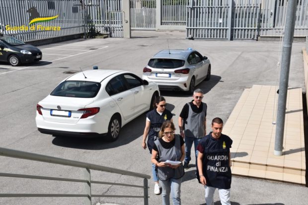 Reati informatici, riciclaggio e autoriciclaggio: i finanzieri di Pesaro bloccano un’associazione a delinquere