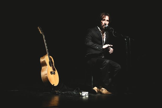 Cristiano Godano, leader dei Marlene Kuntz, in concerto a Fano nell’ex chiesa di San Francesco