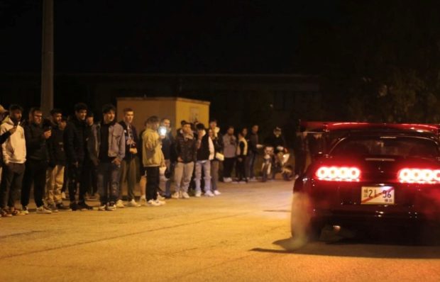 Cartoceto, giovanissimi si radunano per filmare manovre spericolate con auto e moto: diffidati e multati