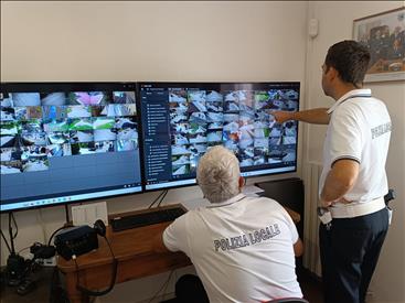 Fano, aggressione al Pincio: 24enne ferisce tre agenti della Polizia Locale  