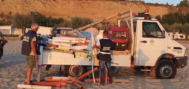 Occupano la spiaggia libera illecitamente con ombrelloni e lettini, interviene la Guardia costiera