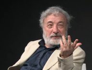 Fano, in piazza XX settembre la storia del cinema in carne e ossa: il regista Gianni Amelio riceve il premio Cinefortunae