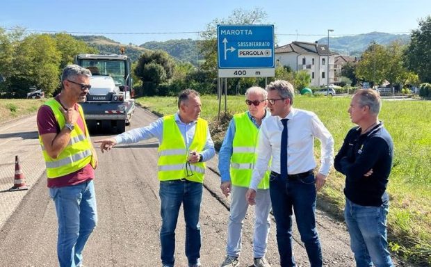 13 milioni di euro per le strade della provincia Pesaro-Urbino. Baldelli: “Acceleriamo per sbloccare le infrastrutture nelle Marche”