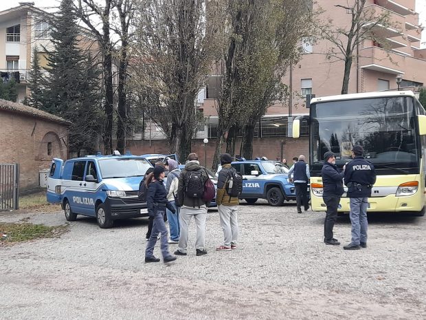 Urbino, controlli antidroga agli arrivi degli autobus e in centro