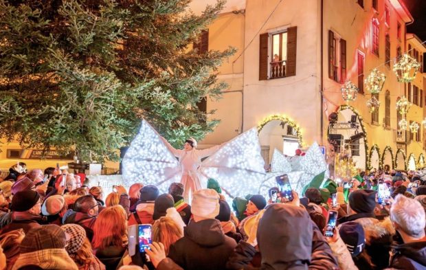 Il Natale che non ti aspetti supera tutti i record: ondate di turisti invadono i borghi delle Marche