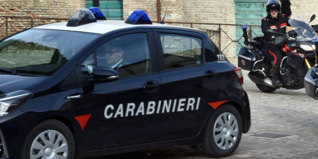 Fano, aggredisce la famiglia con un coltello nella notte: due feriti in condizioni gravissime