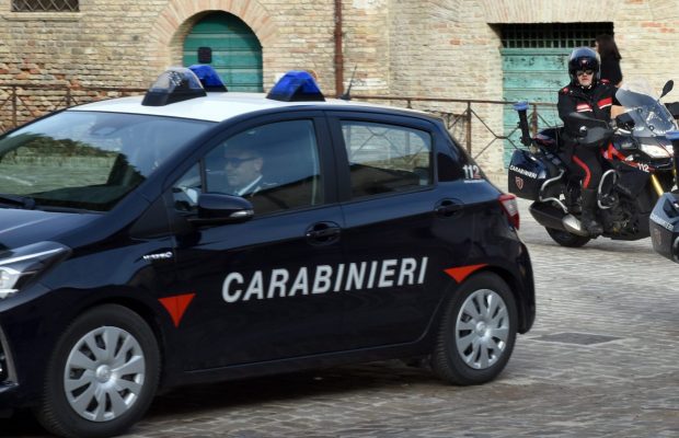 Fano, aggredisce la famiglia con un coltello nella notte: due feriti in condizioni gravissime