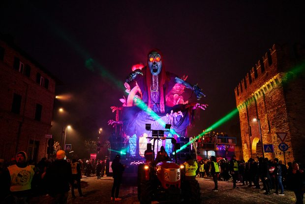Carnevale di Fano: seconda sfilata sold out postazioni getto, palchi e tribune