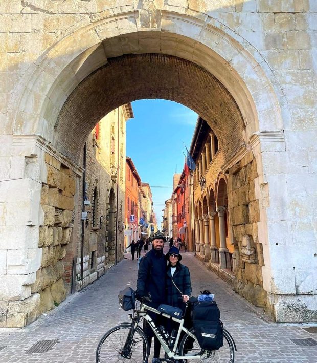 Ventimila chilometri in bici per raccogliere fondi: al via da Fano il giro d’Europa di Daniele Grassetti