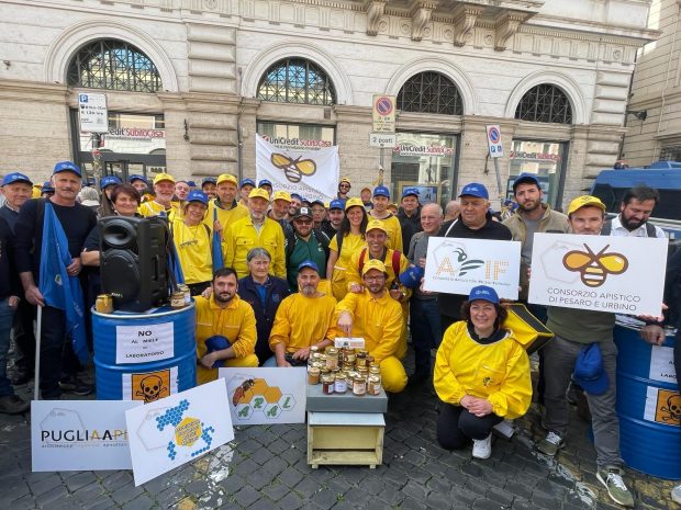 Apicoltura italiana a rischio collasso: sit in per più di 150 apicoltori delle Marche