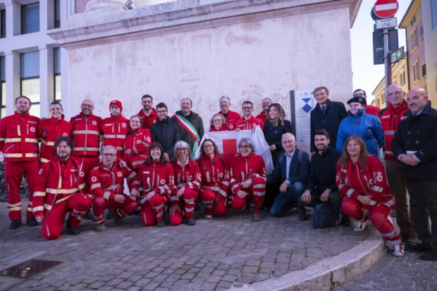 Pesaro, primo Scudo Blu della Croce Rossa assegnato a piazza del Popolo