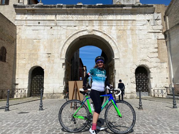 Il Giro d’Italia arriva a Fano. Vetrine in rosa grazie a Confcommercio