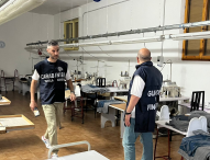 Acqualagna, sfruttava i suoi connazionali nella produzione di abbigliamento: custodia cautelare in carcere per un cittadino cinese