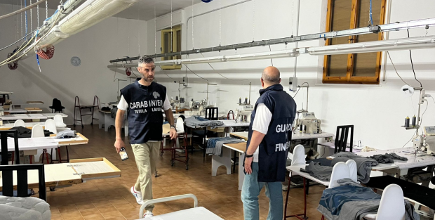 Acqualagna, sfruttava i suoi connazionali nella produzione di abbigliamento: custodia cautelare in carcere per un cittadino cinese