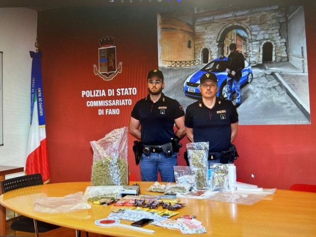 Droga e merendine ‘truccate’ in auto: fermato un 19enne a Fano