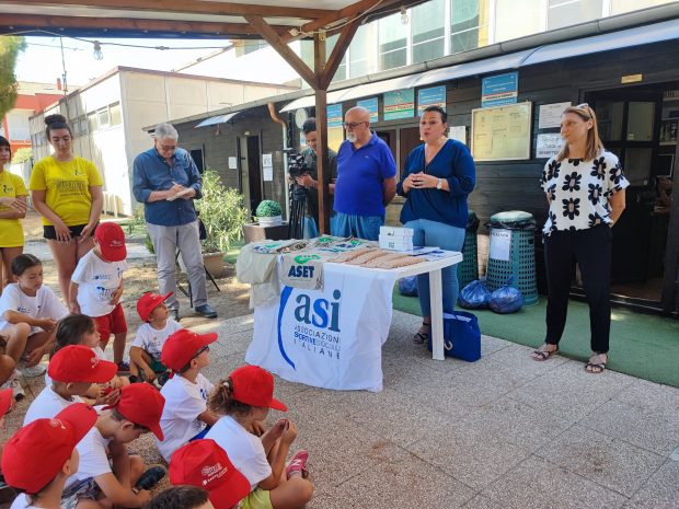 Fano, tutti insieme a raccogliere i rifiuti: circa mille bambini per il progetto di Aset Spa e centri estivi Jump