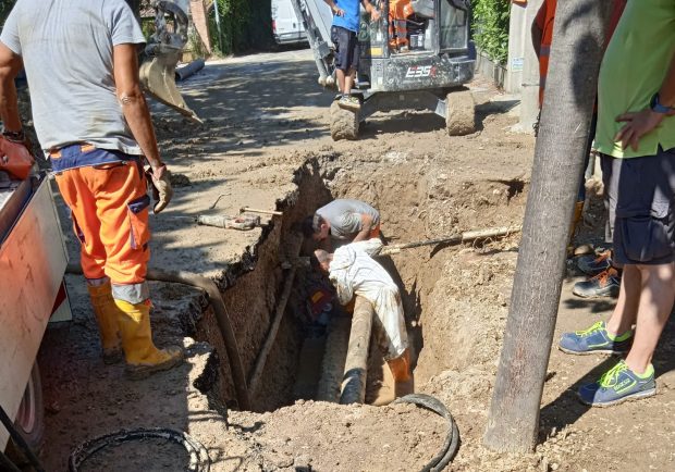 Fano, tubazione rotta in via Brigata Messina. Aset Spa: “Alle 12 era già tutto risolto”