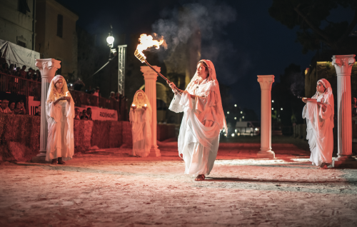 Fano dei Cesari pronta al rito del fuoco. Da giovedì accampamenti e mercati al Pincio e a San Michele