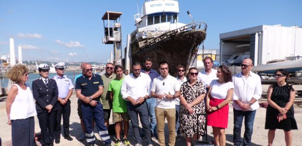 Nettuno è stato rimosso dal porto di Fano, Serfilippi: “La collettività non pagherà le conseguenze”