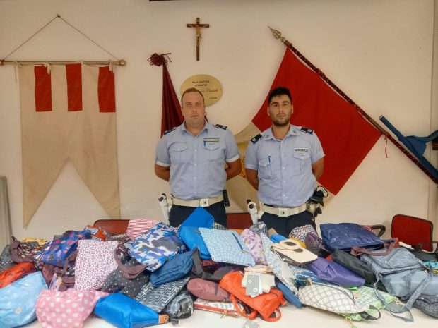 Fano, controlli sulla spiaggia di Torrette: sequestrata merce contraffatta per oltre 3 mila euro