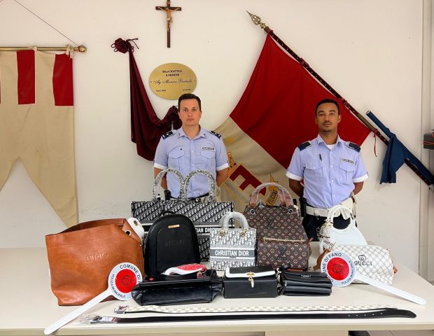 Fano, la polizia locale ferma ubriaco con un coltello. Blitz anti abusivismo a Torrette