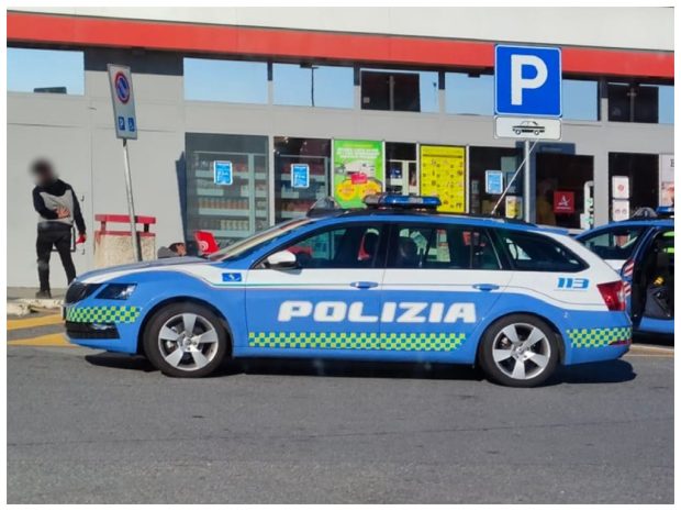 Furti in autogrill, polizia stradale di Fano intercetta e ferma una Citroen