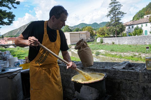 A Piobbico rivive la tradizione dell’antica Sagra nazionale del polentone alla carbonara