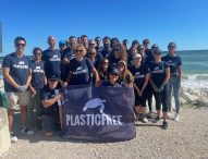 Rifiuti abbandonati a Fano, mattinata di raccolta per Plastic Free con il materiale di Aset Spa