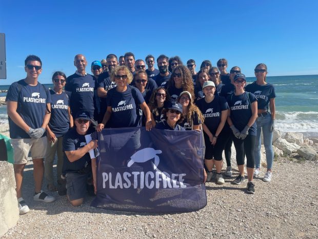 Rifiuti abbandonati a Fano, mattinata di raccolta per Plastic Free con il materiale di Aset Spa