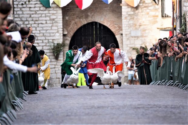 Palio della Rocca, a Serra Sant’Abbondio un tuffo nelle atmosfere medievali