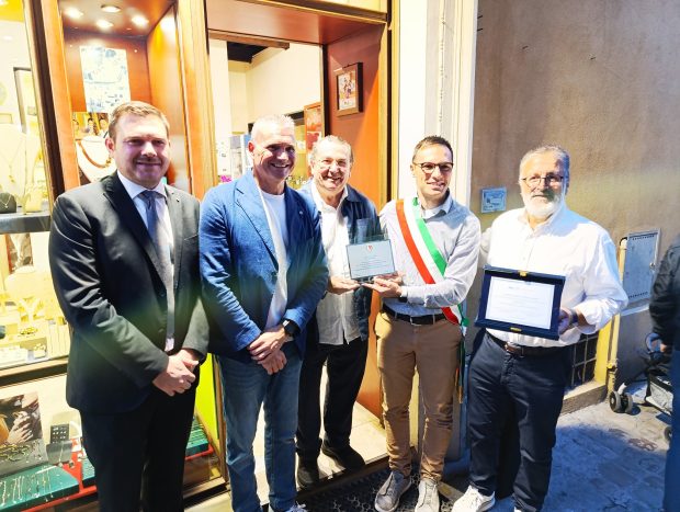 Fano, festeggiati 50 anni dello Studio A Tre: passione e abilità del laboratorio d’arte orafa